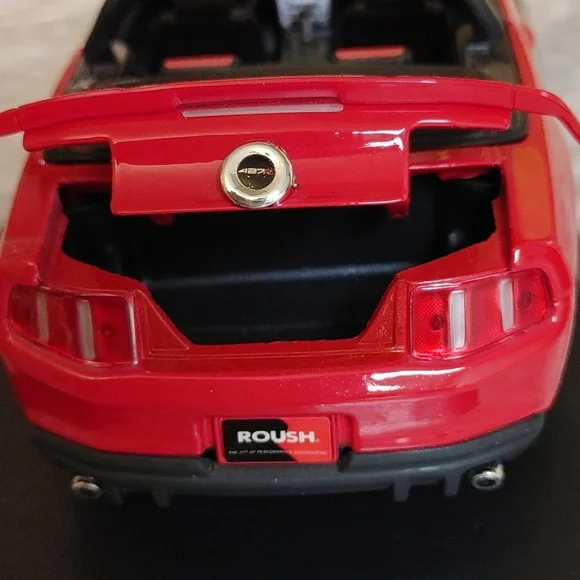 Maisto Diecast Model of 2010 Signed Roush 427R Ford Mustang Convertible - Picture 14 of 14